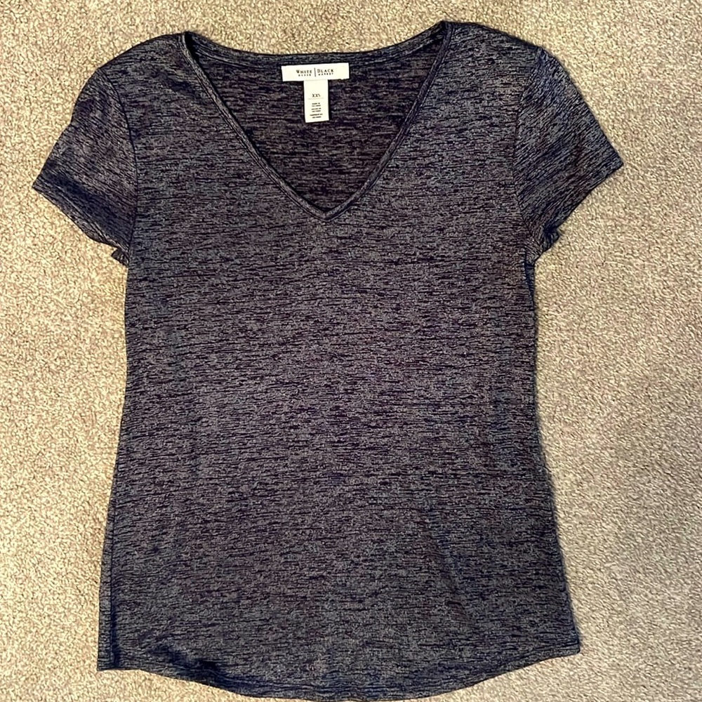 White House Black Market v neck top 💙